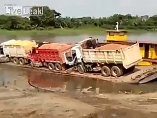 #انقلاب ٤ شاحنات من فوق العبارة