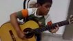 niño tocando la guitarra