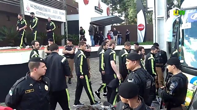 Delegação da Espanha ignora torcedores na porta de churrascaria