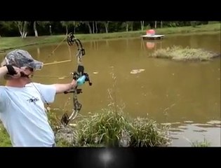 Okla balık avlayan adam