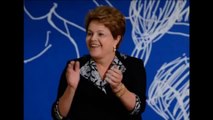 Dilma se reta e canta: Feliz dia do Ônibus (Happy Bus day to You!)