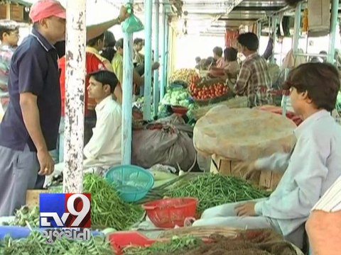 Protesters block railway tracks over 'Railway Fare Hike', burn Narendra Modi's effigy - Tv9 Gujarat