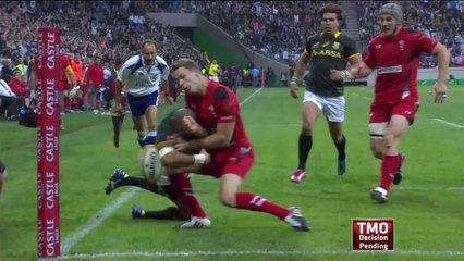 Liam Williams dézingue Hendricks et provoque un essai de pénalité