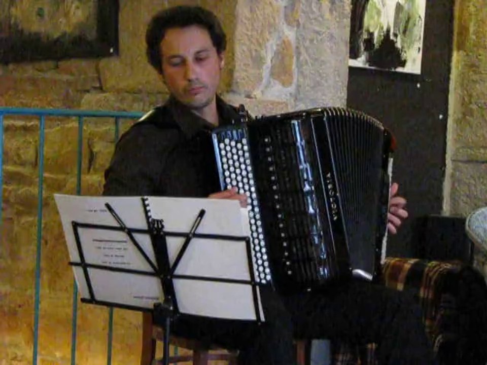 Simon Barbaux, accordéon classique, au vernissage de Monique Veyrac, Lyon le 21 juin 2014 à l'Antre Autre