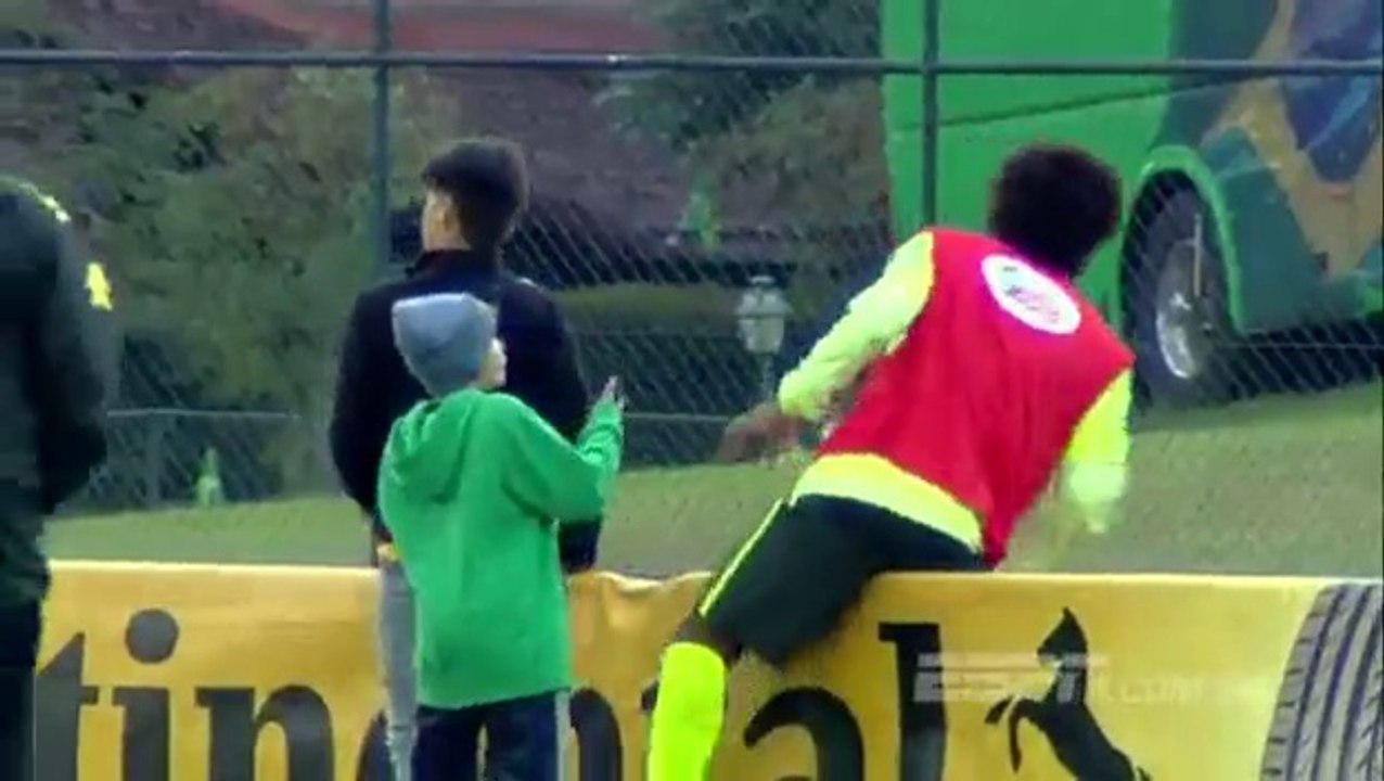 Fans invadated Brazil training (World Cup 2014) HD