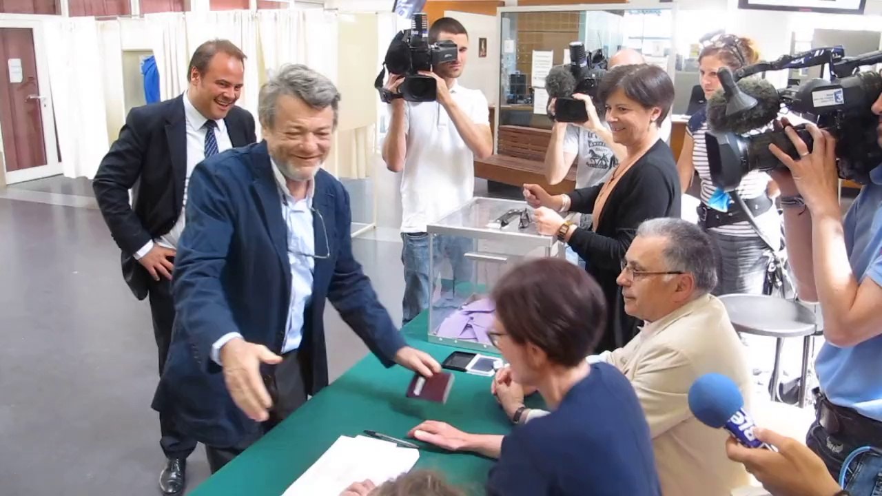 Législative partielle à Valenciennes : Jean-Louis Borloo vote à l'hôtel de ville