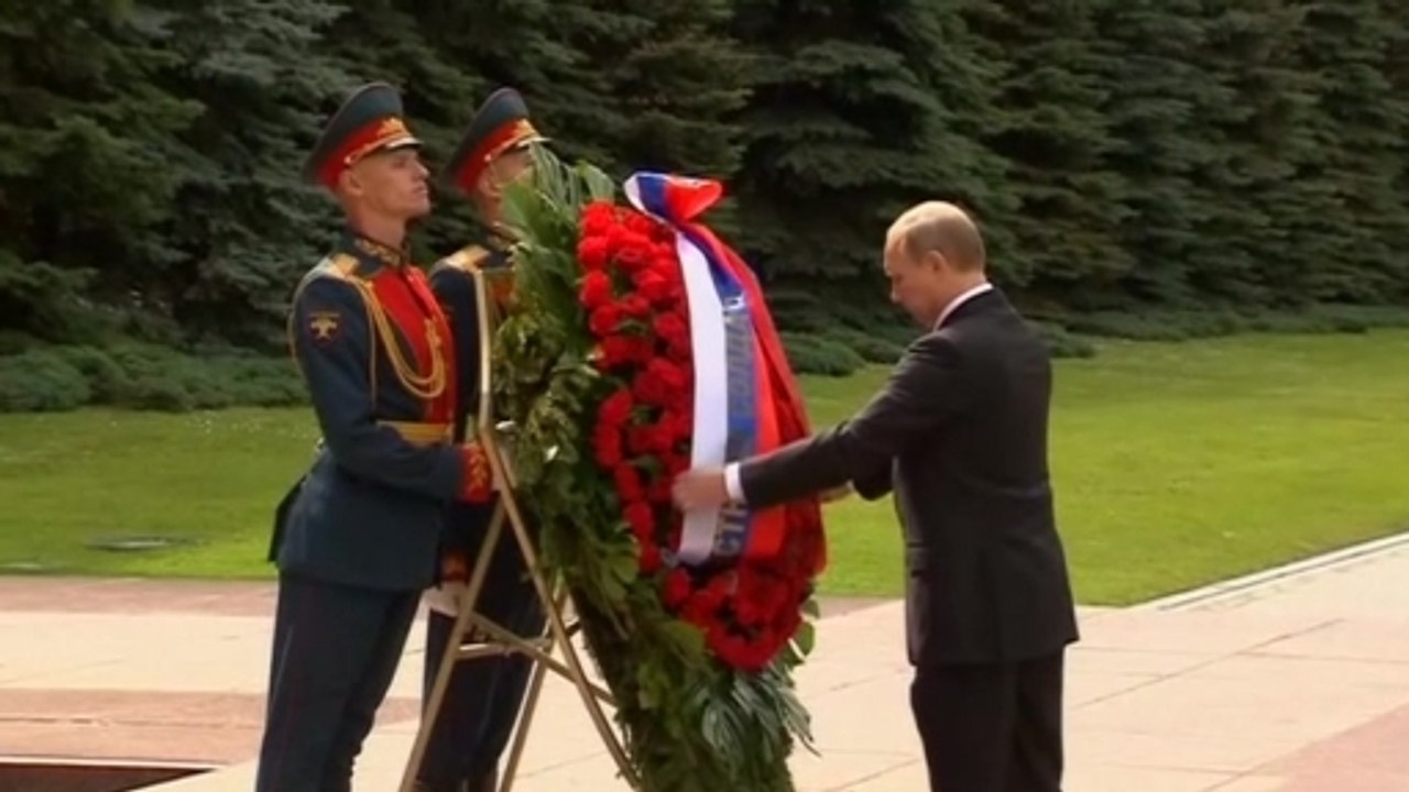 Putin lays wreath near Kremlin in memory of World War II victims