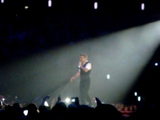 Robbie Williams - Strong