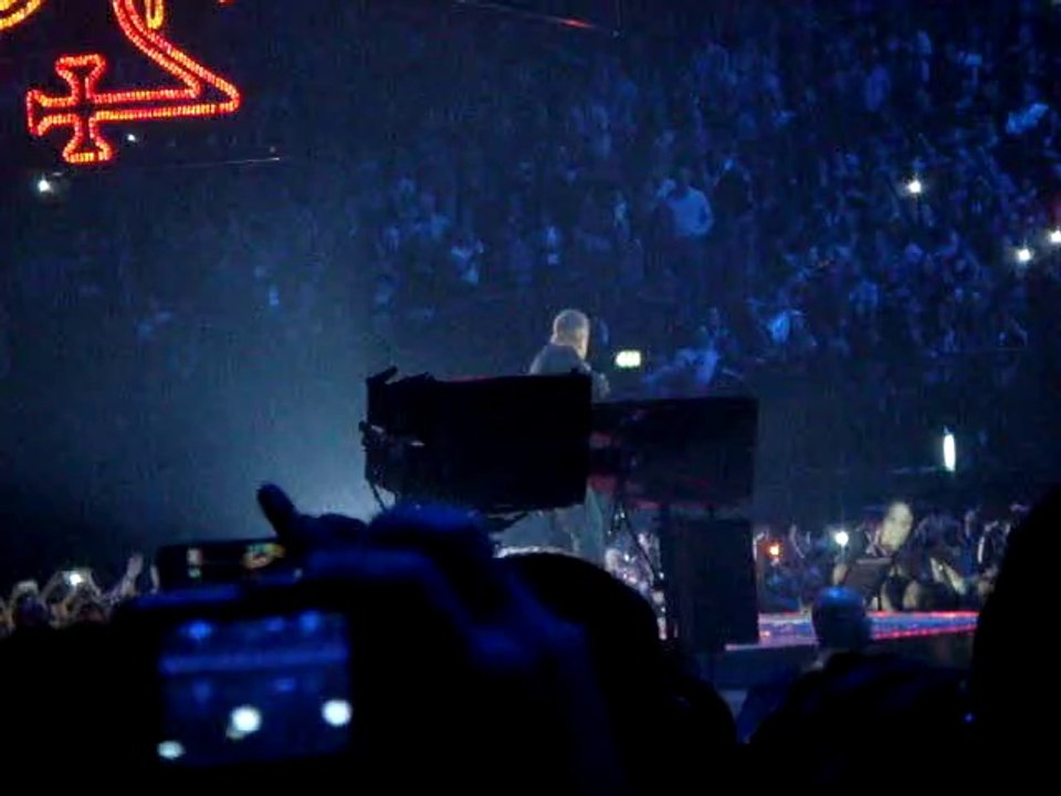 Robbie Williams - Let Me Entertain You