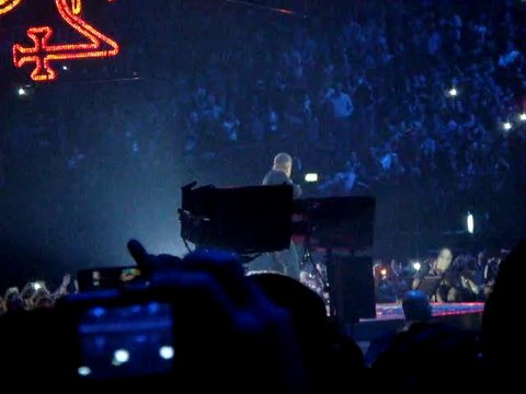 Robbie Williams - Let Me Entertain You