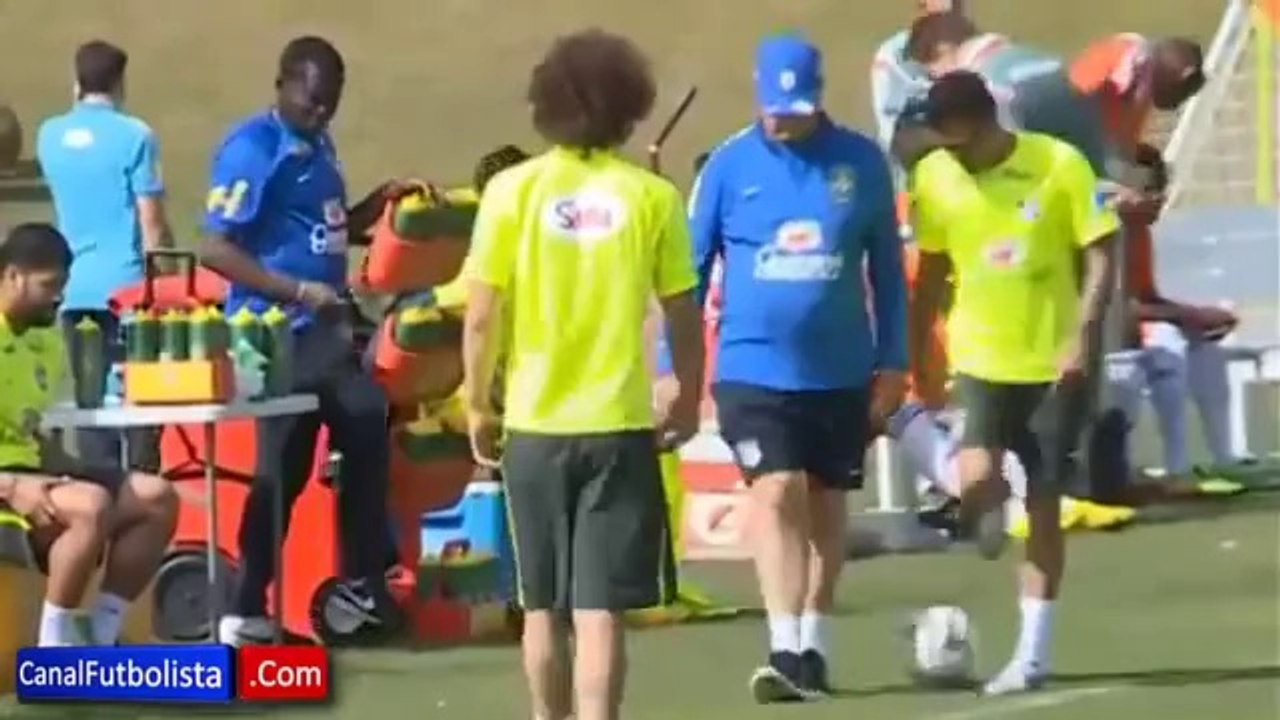 Luiz Felipe Scolari dió una patada a Dani Alves en sus testículos   Mundial Brasil 2014