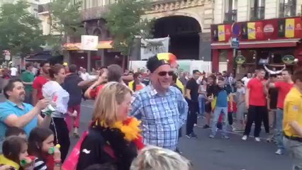 Belgique - Russie: la douche de bière d'un policier