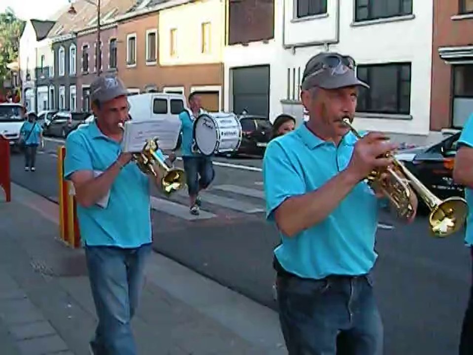 Ambiance dans les rues de Leuze-en-Hainaut après le match Belgique-Russier