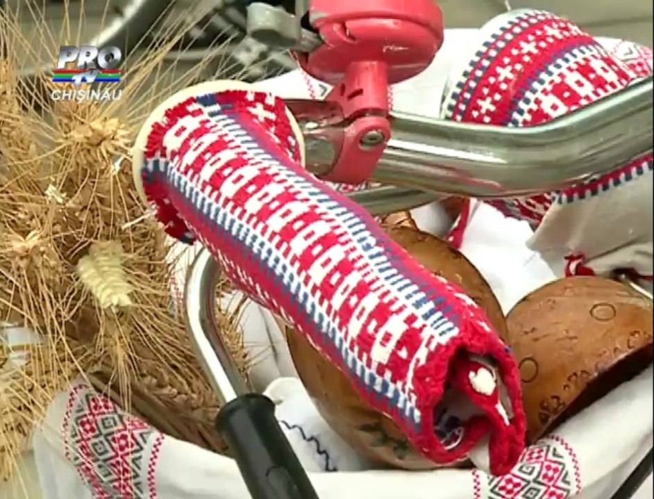 Fete pe biciclete Zeci de tinere imbracate in ii au pedalat prin centrul capitalei pentru a promova mersul pe bicicleta