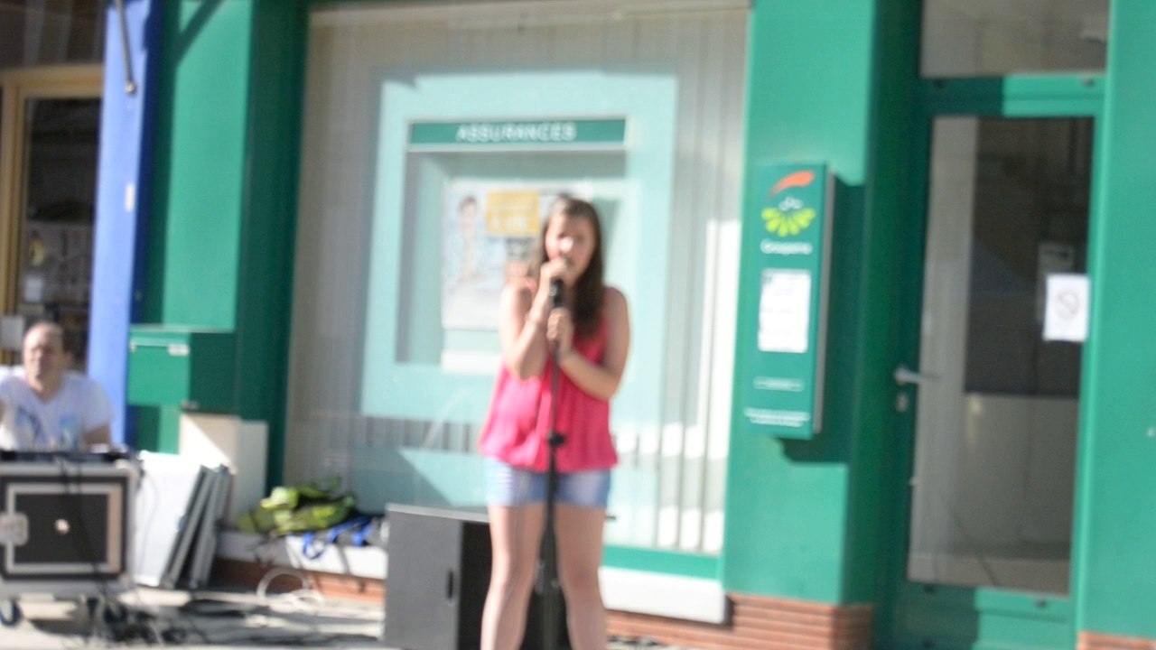 Lola Reva chante "QUAND ON A QUE L' AMOUR" Fête de la music à Villers Cotterets 21 06 2014
