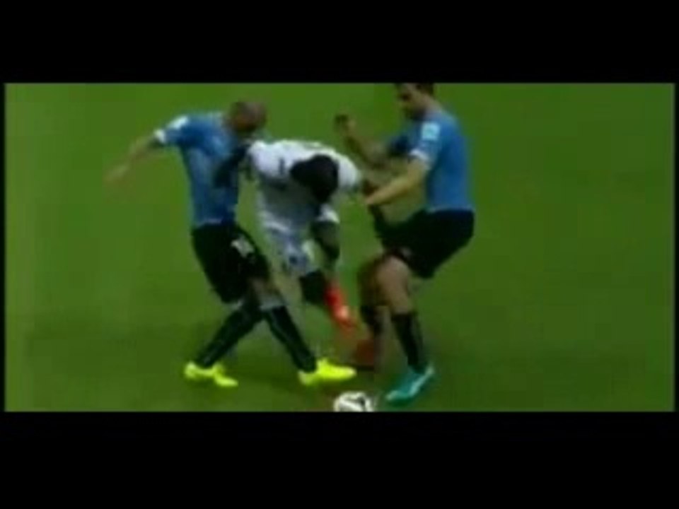 El primer expulsado del Mundial 2014,lo tuvo Uruguay