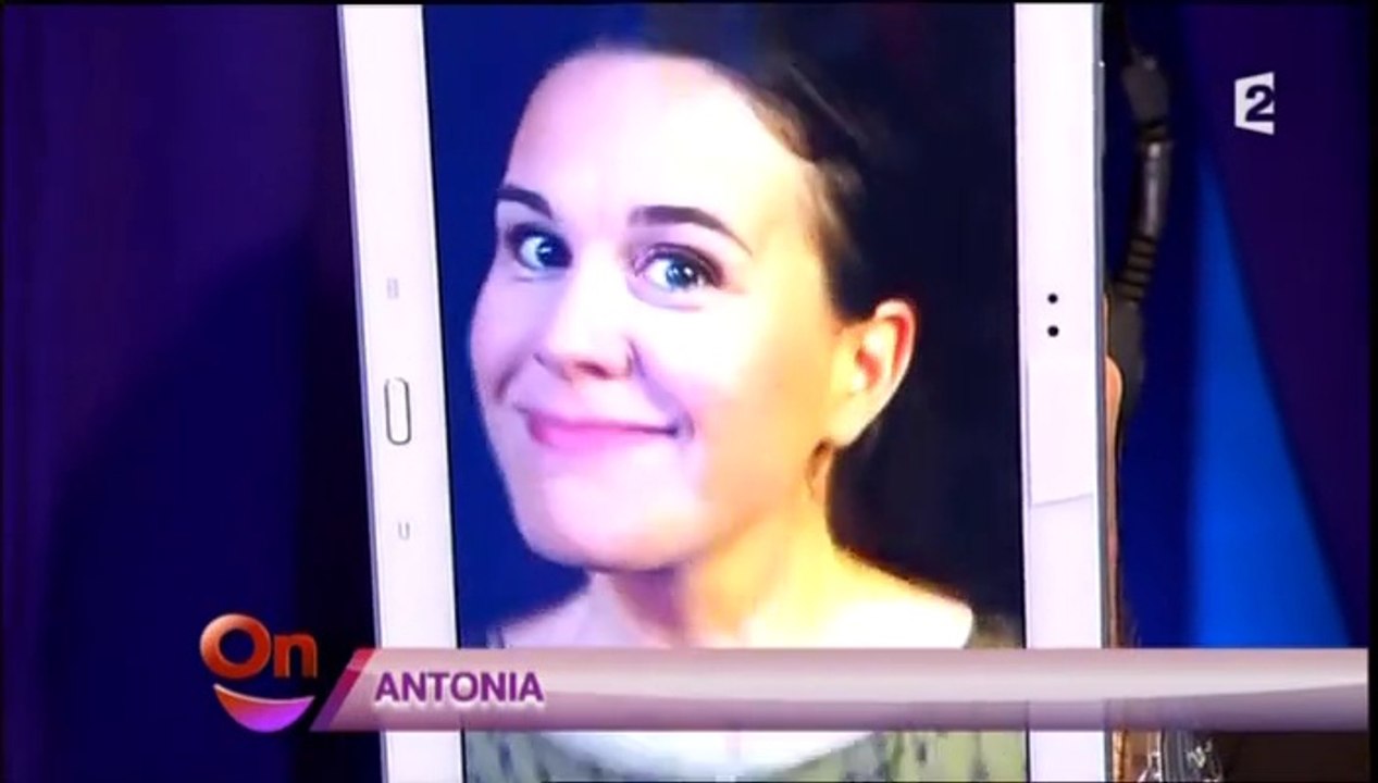 Antonia - Adrianna aux cotés de la croix rouge