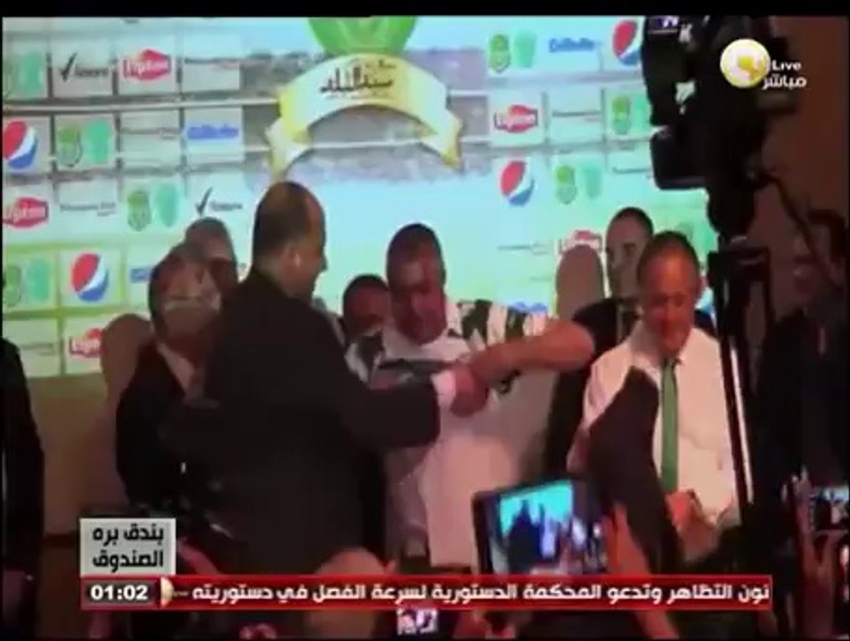 بندق برة الصندوق: لقطة كوميدية لمحافظ الإسكندرية وهو يرتدي تي شيرت سبورتنج لشبونة