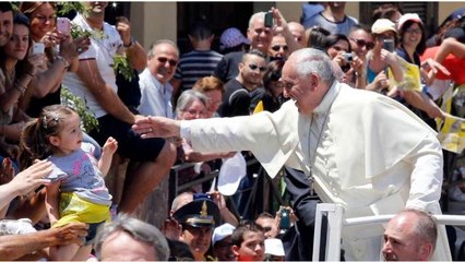 El Papa se detuvo en la vía para saludar a joven discapacitado