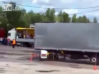 Tài xế điều khiển xe tải siêu đẳng