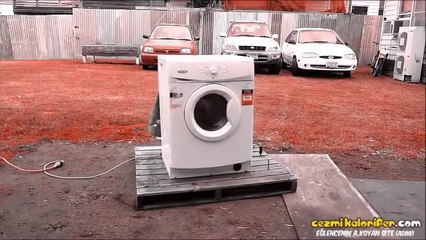 Dansederek Parçalarına Ayrılan Çamaşır Makinası