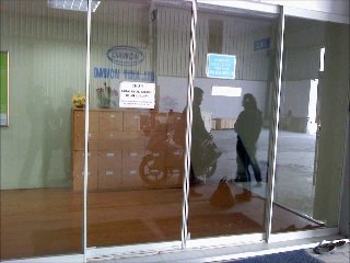 Cửa tự động có khuân bao cánh kính