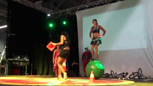 Spectacle d'acrobatie - prenez un spectacle d'acrobatie