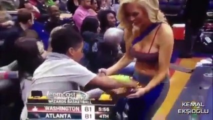 Kızı Görünce Kendinden Geçen Ergen