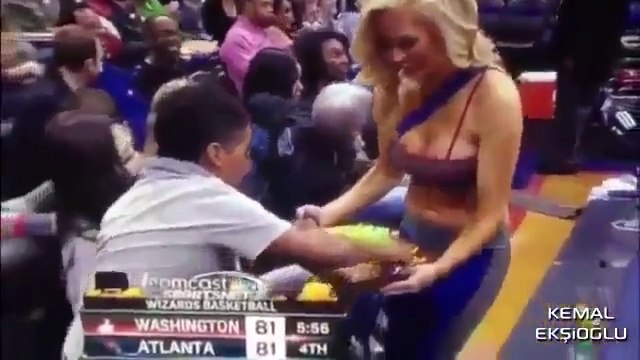 Kızı Görünce Kendinden Geçen Ergen