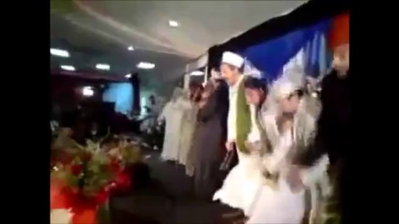‫طاھرالقادری لندن میں لوگوں کو ڈانس سکھاتے ھوئے -  ‬