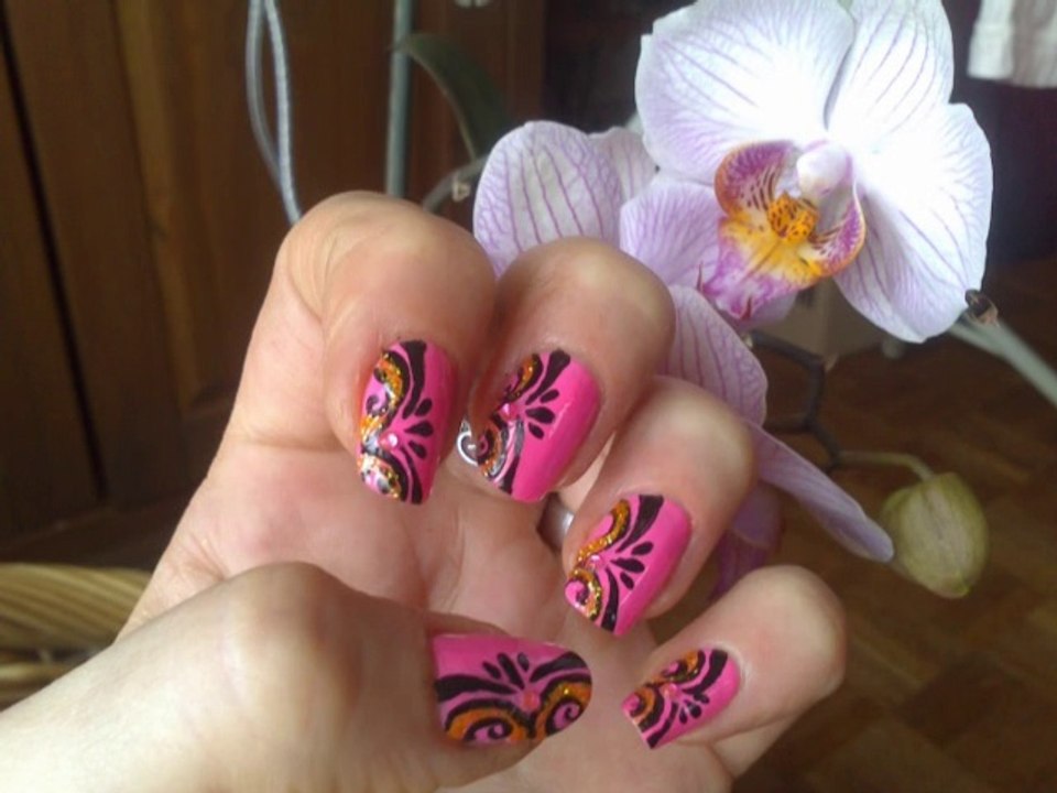 Tuto Nail art .-*Rose fluo et arabesques*-.