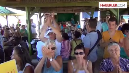 Plajda el ele tutuşarak insan zinciri oluşturdular -