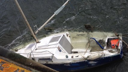 Un voilier en mauvaise posture dans le port