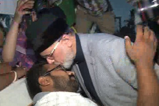 Dunya News - Qadri visted Jinnah Hospital to inquire after workers' health