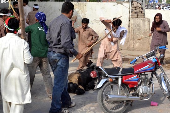 Dunya News - Over 100 policemen injured in clash with PAT workers in Islamabad