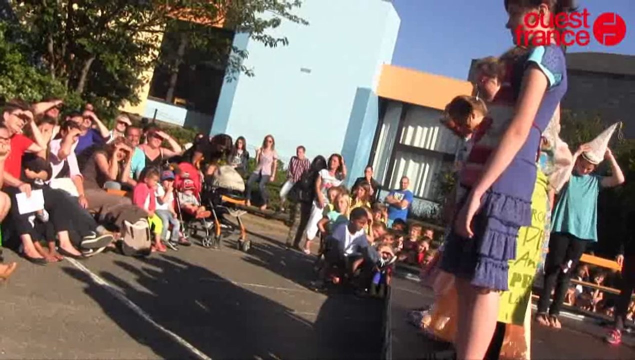 Ecole de l'Aurore à Saint-Lô: drôle de version du petits Chaperon rouge et de Cendrillon...