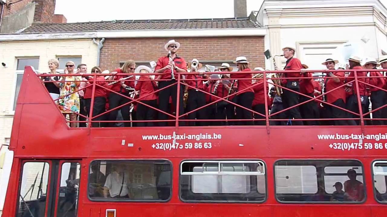 Un drôle de bus rouge à Hazebrouck pour la fête de la Musique