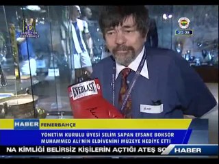 Selim Sapan, Muhammed Ali'nin eldivenini müzeye hediye etti.