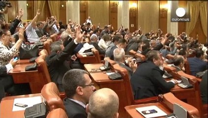 Roumanie : le Parlement veut la démission du président après l'arrestation de son frère