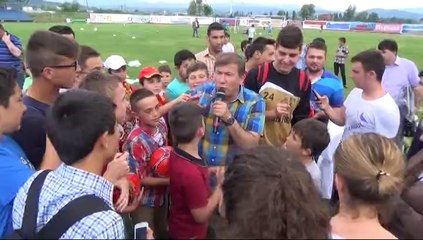 GOL KRALI TANJU ÇAYCUMA'DA FUTBOL TOPU DAĞITTI