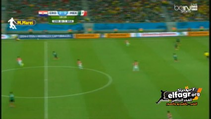 سقوط قوي لحكم الراية فى مباراة المكسيك و كرواتيا