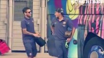Daniel Alves debocha do tênis do amigo Neymar