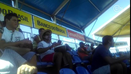 Torcedor rouba a cena por dança e provocação a Alison