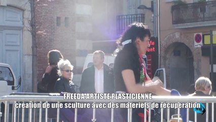 L'artiste "Freeda" crée une sculpture avec des matériels de récupération