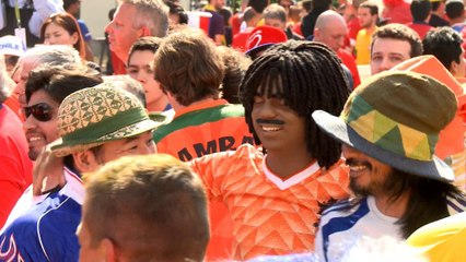 Football - Les sosies de Ben Laden et Gullit dans les gradins