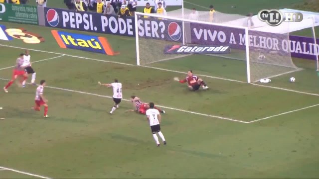 Corinthians massacra o São Paulo no Pacaembu