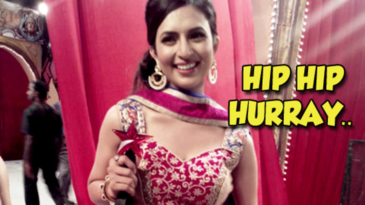 Divyanka Tripathi Bags 4 Trophies - Star Parivaar Awards 2014