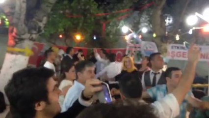 Damat ve Babası Ağaçta Göbek Attı