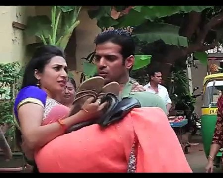 Yeh Hai Mohabbatein Raman lifts Ishita in his arms