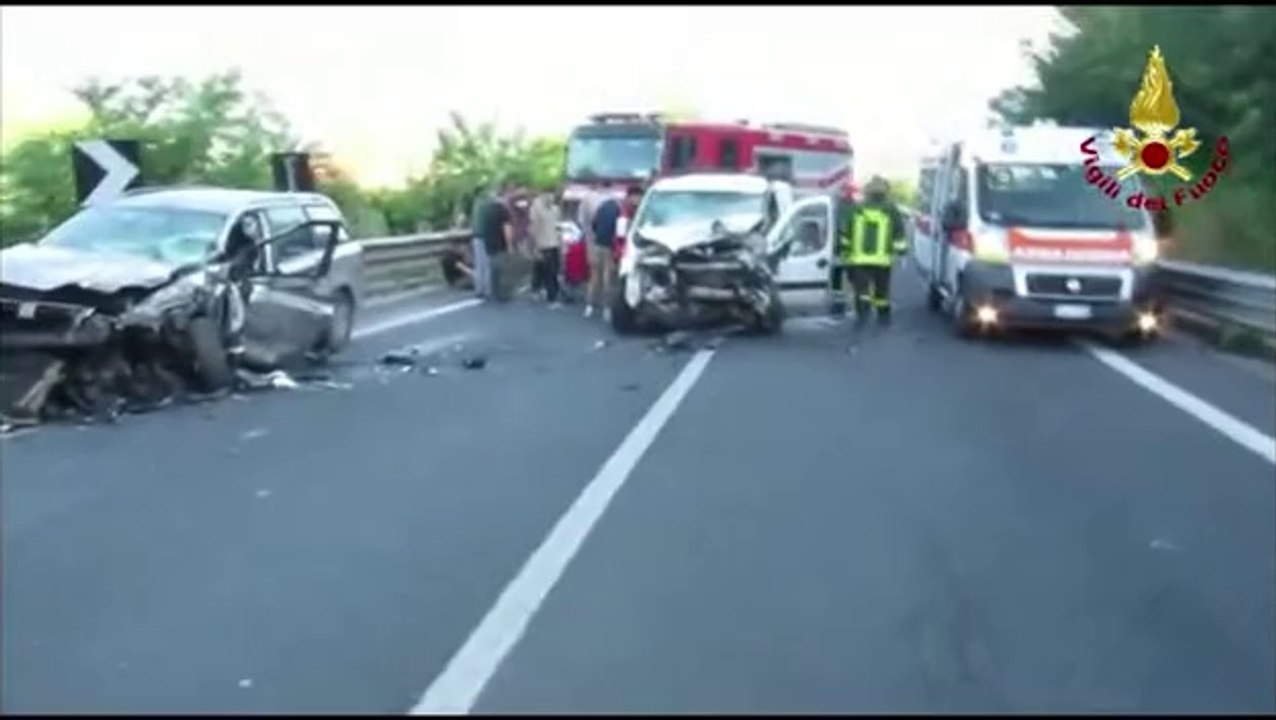 Manocalzati (AV) - Incidente stradale, intervento dei vigili del fuoco (23.06.14)